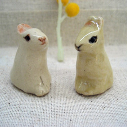 白とベージュのミニ・ウサギ　二羽セット　手作り陶器の置物 1枚目の画像
