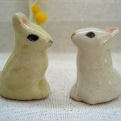 白とベージュのミニ・ウサギ　二羽セット　手作り陶器の置物 2枚目の画像