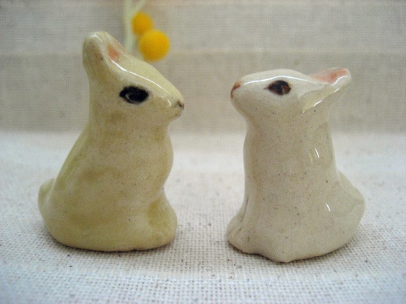 白とベージュのミニ・ウサギ　二羽セット　手作り陶器の置物 2枚目の画像
