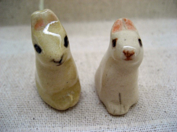 白とベージュのミニ・ウサギ　二羽セット　手作り陶器の置物 3枚目の画像