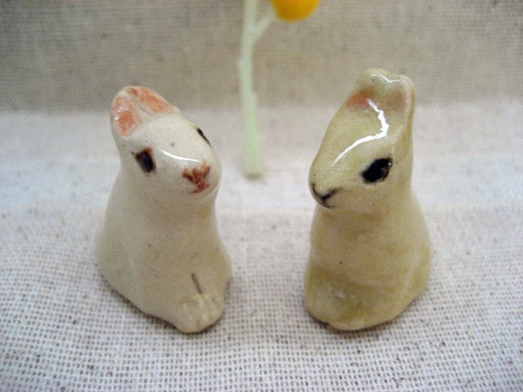 白とベージュのミニ・ウサギ　二羽セット　手作り陶器の置物 4枚目の画像