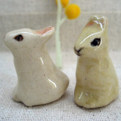 白とベージュのミニ・ウサギ　二羽セット　手作り陶器の置物 5枚目の画像