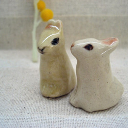 白とベージュのミニ・ウサギ　二羽セット　手作り陶器の置物 6枚目の画像