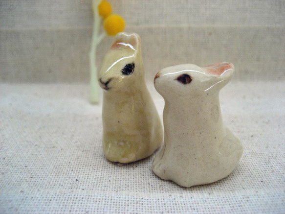 白とベージュのミニ・ウサギ　二羽セット　手作り陶器の置物 6枚目の画像