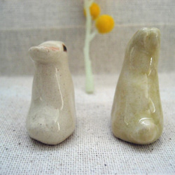 白とベージュのミニ・ウサギ　二羽セット　手作り陶器の置物 7枚目の画像