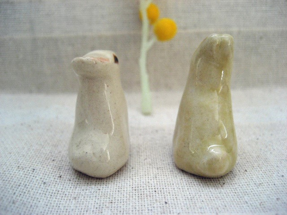 白とベージュのミニ・ウサギ　二羽セット　手作り陶器の置物 7枚目の画像