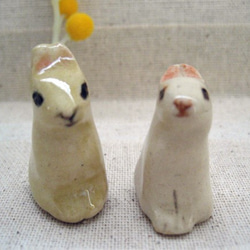 白とベージュのミニ・ウサギ　二羽セット　手作り陶器の置物 8枚目の画像