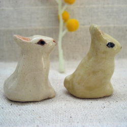 白とベージュのミニ・ウサギ　二羽セット　手作り陶器の置物 9枚目の画像