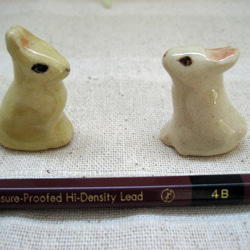 白とベージュのミニ・ウサギ　二羽セット　手作り陶器の置物 10枚目の画像
