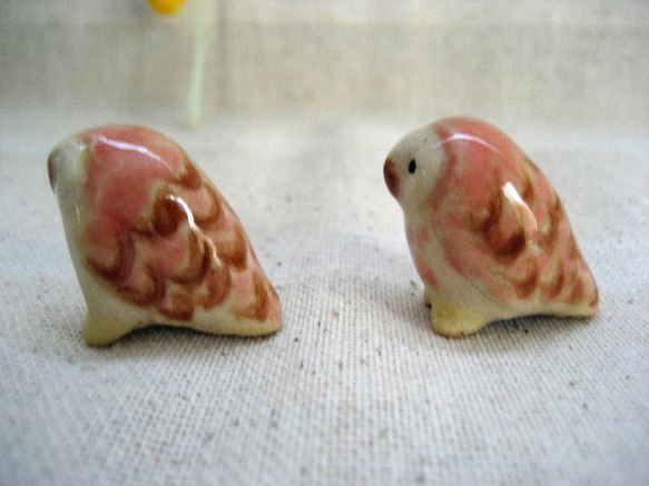 ミニ・フクロウ　ピンクカラー　仲良し二羽セット　手作り陶器の置物 8枚目の画像