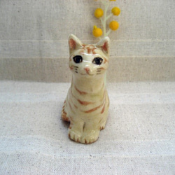 ネコの置物　ベージュのしましまキャット　手作り陶器の置物 2枚目の画像