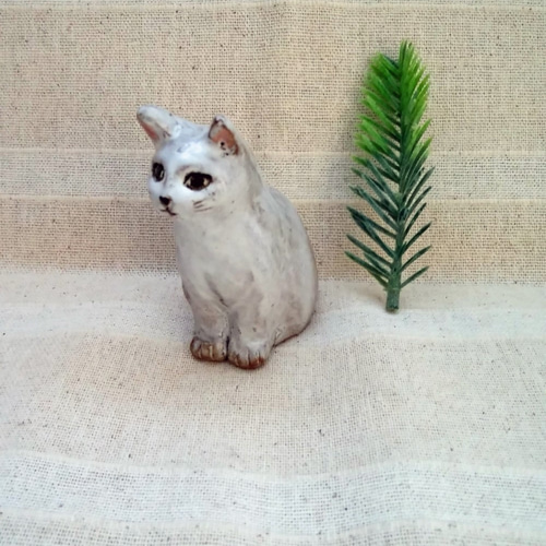 白猫 ちょっとベージュ お座りネコの陶器の置物 手作り陶芸 しろ 白猫 ちょっとベージュ お座りネコの陶器の置物 手作り陶芸 しろ