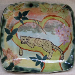 ヒョウの四角いお皿　手作り陶器　ハートの木の上でリラックス　大型ネコ科　陶芸 2枚目の画像