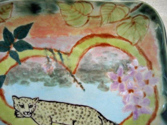 ヒョウの四角いお皿　手作り陶器　ハートの木の上でリラックス　大型ネコ科　陶芸 3枚目の画像