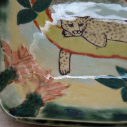 ヒョウの四角いお皿　手作り陶器　ハートの木の上でリラックス　大型ネコ科　陶芸 5枚目の画像