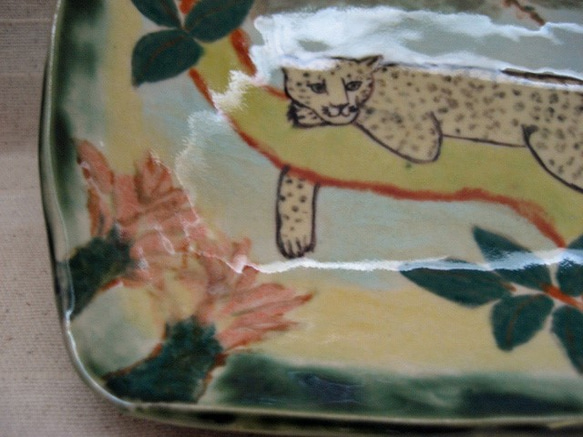 ヒョウの四角いお皿　手作り陶器　ハートの木の上でリラックス　大型ネコ科　陶芸 5枚目の画像