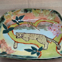 ヒョウの四角いお皿　手作り陶器　ハートの木の上でリラックス　大型ネコ科　陶芸 1枚目の画像