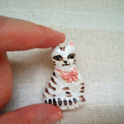 猫ブローチ　縞々ネコ　おしゃれさんなリボン付き　手作り陶芸　陶器の小物 2枚目の画像