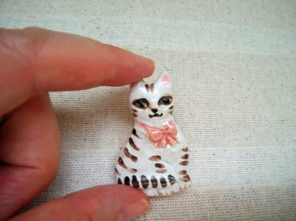 猫ブローチ　縞々ネコ　おしゃれさんなリボン付き　手作り陶芸　陶器の小物 2枚目の画像