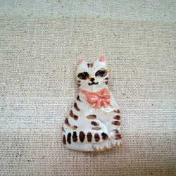 猫ブローチ　縞々ネコ　おしゃれさんなリボン付き　手作り陶芸　陶器の小物 4枚目の画像