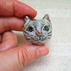 猫ブローチ　顔だけ　個性的なネコのアクセサリー　手作り陶芸　陶器の小物 2枚目の画像