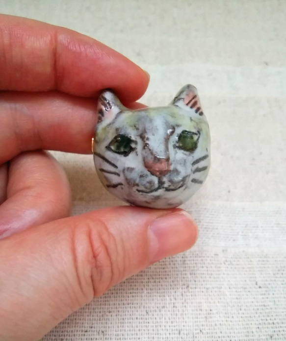 猫ブローチ　顔だけ　個性的なネコのアクセサリー　手作り陶芸　陶器の小物 2枚目の画像