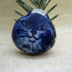 猫　ネコの顔　ペンダントトップやストラップに！　＋マグネットの２個セット　手作り陶芸　陶器の小物 3枚目の画像