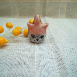 猫　オーナメント、ペンダントトップやストラップに！　とんがり帽子のネコ  手作り陶芸・陶器のねこ 2枚目の画像