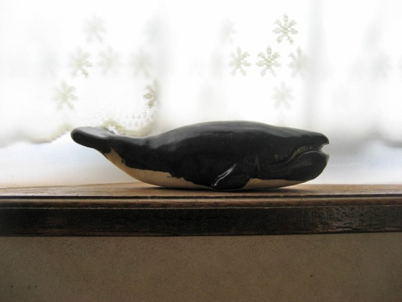 クジラ　陶器の置物　セミクジラ風　手作り陶芸　鯨の置き物 1枚目の画像