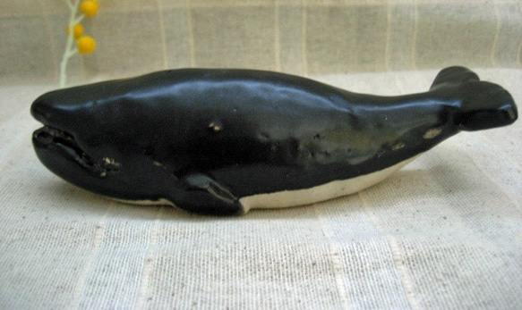 クジラ　陶器の置物　セミクジラ風　手作り陶芸　鯨の置き物 4枚目の画像