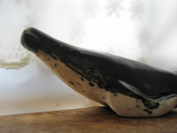 クジラ　陶器の置物　ザトウクジラ風　手作り陶芸　鯨の置き物　ハンプバックホエール 4枚目の画像
