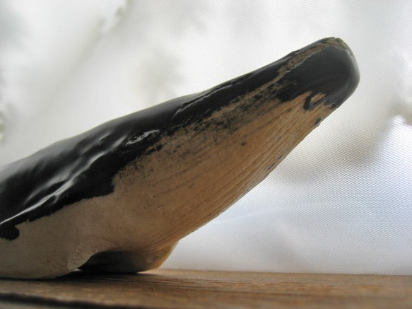 クジラ　陶器の置物　ザトウクジラ風　手作り陶芸　鯨の置き物　ハンプバックホエール 3枚目の画像