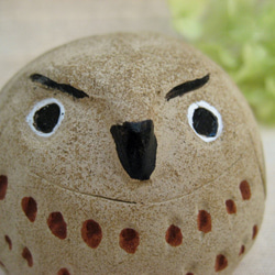 クリーマ限定！　手作りフクロウ　オーブン陶芸で作った丸いふくろうの置物（C）　鳥 3枚目の画像