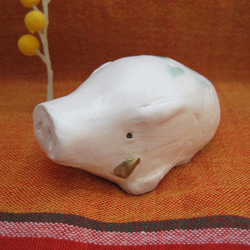 クリーマ限定！　2019年亥　白イノシシの置物（B)　干支の飾り　猪　リラックス・ほわいといのしし　陶器・陶芸 3枚目の画像