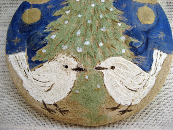 クリーマ限定！　クリスマスの飾り　白い小鳥二羽とクリスマスツリーの壁飾り・オーナメント　トリ　とり　オーブン陶芸 1枚目の画像