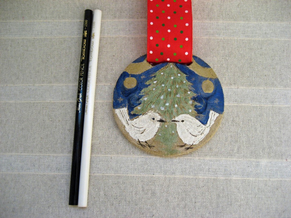 クリーマ限定！　クリスマスの飾り　白い小鳥二羽とクリスマスツリーの壁飾り・オーナメント　トリ　とり　オーブン陶芸 5枚目の画像