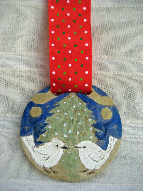 クリーマ限定！　クリスマスの飾り　白い小鳥二羽とクリスマスツリーの壁飾り・オーナメント　トリ　とり　オーブン陶芸 8枚目の画像