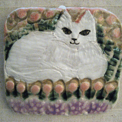 花と白猫の陶板　北欧風　お花とネコのインテリア飾り　ねこの壁掛け　手作り陶器・陶芸作品　植物柄　クリーマ限定！ 4枚目の画像