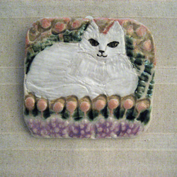 花と白猫の陶板　北欧風　お花とネコのインテリア飾り　ねこの壁掛け　手作り陶器・陶芸作品　植物柄　クリーマ限定！ 6枚目の画像