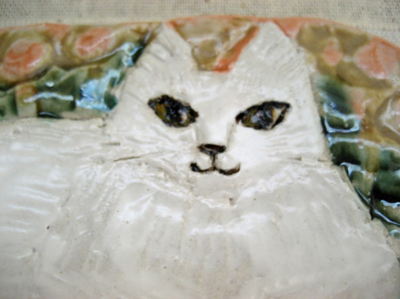 花と白猫の陶板　北欧風　お花とネコのインテリア飾り　ねこの壁掛け　手作り陶器・陶芸作品　植物柄　クリーマ限定！ 2枚目の画像