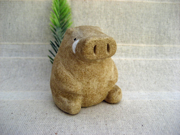 クリーマ限定！　2019年亥　イノシシの置物（E)　干支の飾り　猪　のんびりいのしし　オーブン陶芸 2枚目の画像
