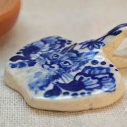 ヤマネコ　リンゴ型　根付・バッグチャーム・インテリアに！　猫・ねこ　手作り陶芸・陶器　アクセサリー 2枚目の画像