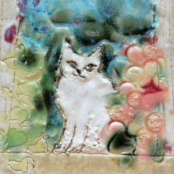 窓辺の猫　陶板　インテリア飾り・壁掛け　リラックス・シロネコ　手作り陶器・陶芸作品　植物柄 4枚目の画像