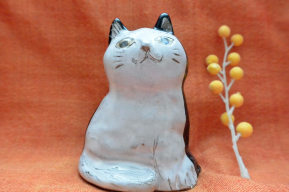白黒ハッキリ猫　北欧風　白猫かつ黒猫　ねこ　手作り陶芸　陶器の置物 2枚目の画像