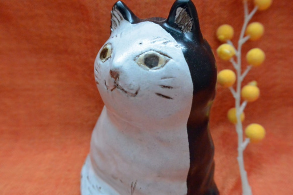 白黒ハッキリ猫　北欧風　白猫かつ黒猫　ねこ　手作り陶芸　陶器の置物 3枚目の画像