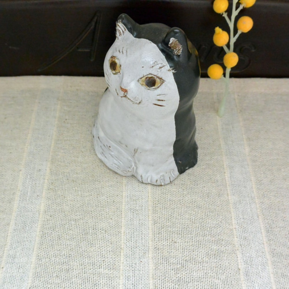 白黒ハッキリ猫　北欧風　白猫かつ黒猫　ねこ　手作り陶芸　陶器の置物 5枚目の画像