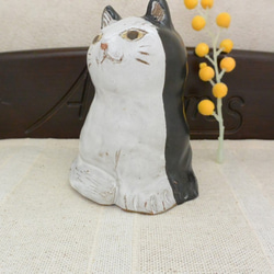 白黒ハッキリ猫　北欧風　白猫かつ黒猫　ねこ　手作り陶芸　陶器の置物 6枚目の画像