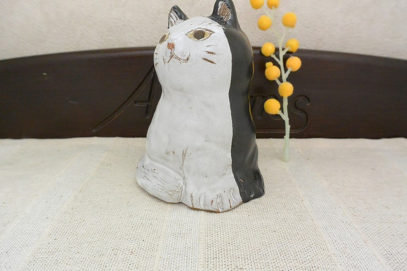 白黒ハッキリ猫　北欧風　白猫かつ黒猫　ねこ　手作り陶芸　陶器の置物 6枚目の画像