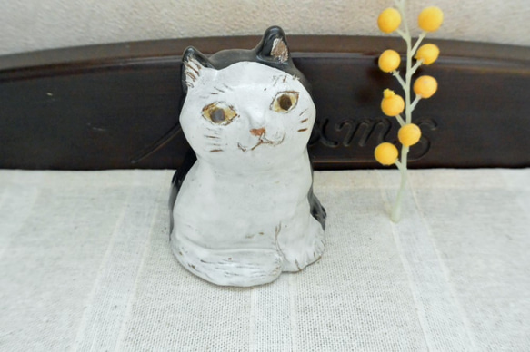 白黒ハッキリ猫　北欧風　白猫かつ黒猫　ねこ　手作り陶芸　陶器の置物 8枚目の画像