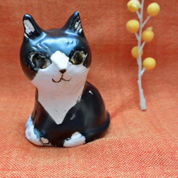 黒白ハチワレ猫　北欧風　かわいい顔のねこ　手作り陶芸　陶器の置物 2枚目の画像